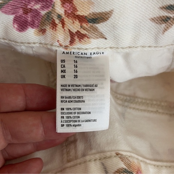 American Eagle Mom Denim Jean Shorts Cream Floral Size 4 - Picture 12 of 13